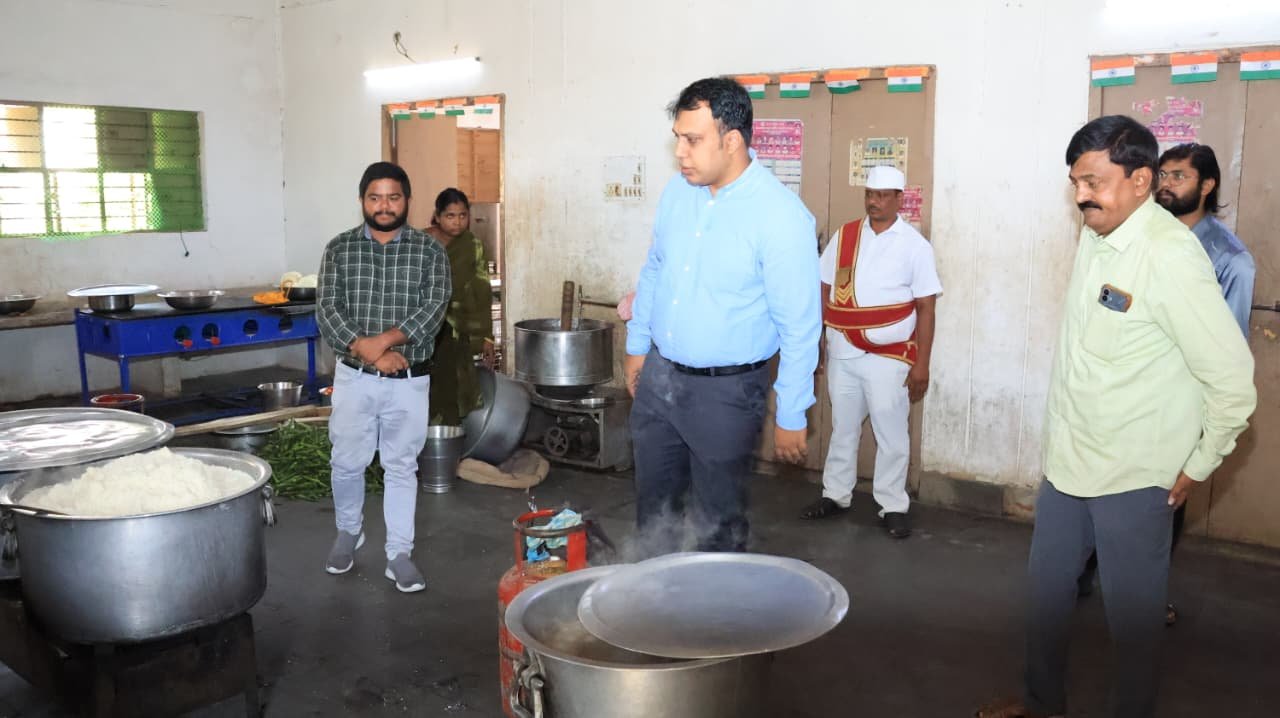 పాఠశాలలో పారిశుద్ధ్యం, నాణ్యమైన భోజనంపై ప్రత్యేక దృష్టి  మధ్యాహ్న భోజనం నుంచి పరీక్షల వరకు సమగ్ర తనిఖీ  జిల్లా కలెక్టర్ సందీప్ కుమార్ ఝా